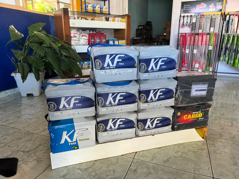 Baterias KF e Cargo no interior da loja