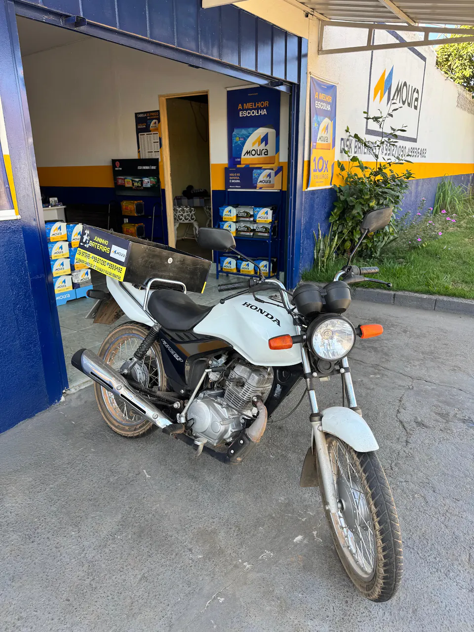 Moto usada no atendimento e entrega da Juninho Baterias